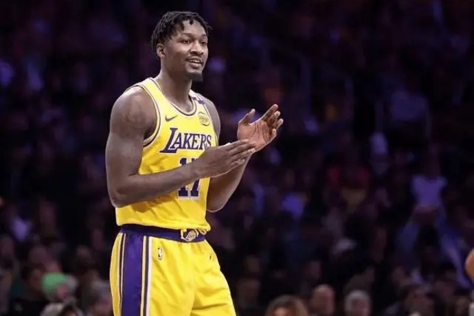 湖人锋线大将芬尼-史密斯完成手术,预计训练营前恢复 湖人锋线大将芬尼-史密斯完成手术,预计训练营前恢复