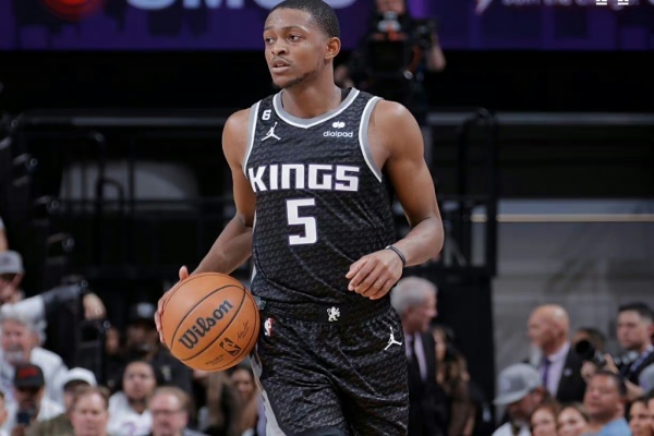 马刺豪掷2.29亿续约福克斯:逆势而为的豪赌,还是复兴蓝图的基石? 马刺豪掷2.29亿续约福克斯:逆势而为的豪赌,还是复兴蓝图的基石?