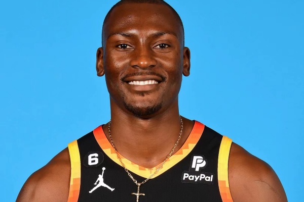 马刺一年无保障合同签回老将比永博,33岁中锋开启生涯第15季辅佐文班亚马 马刺一年无保障合同签回老将比永博,33岁中锋开启生涯第15季辅佐文班亚马